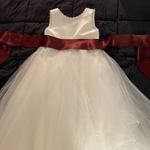 Girls Flower Girl Dress. Worn once. Can style with any waist ribbon or bow.
